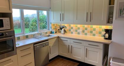 House - Sleeps 8, Close to Beach & Free Parking