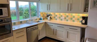 House - Sleeps 8, Close to Beach & Free Parking