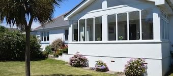 House - Sleeps 8, Close to Beach & Free Parking