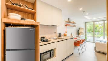 Estudio clásico | Cocina privada | Refrigerador, microondas y utensilios de cocina