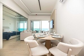 Living area - Dinglis Beach Hotel Apartments (Larnaca)