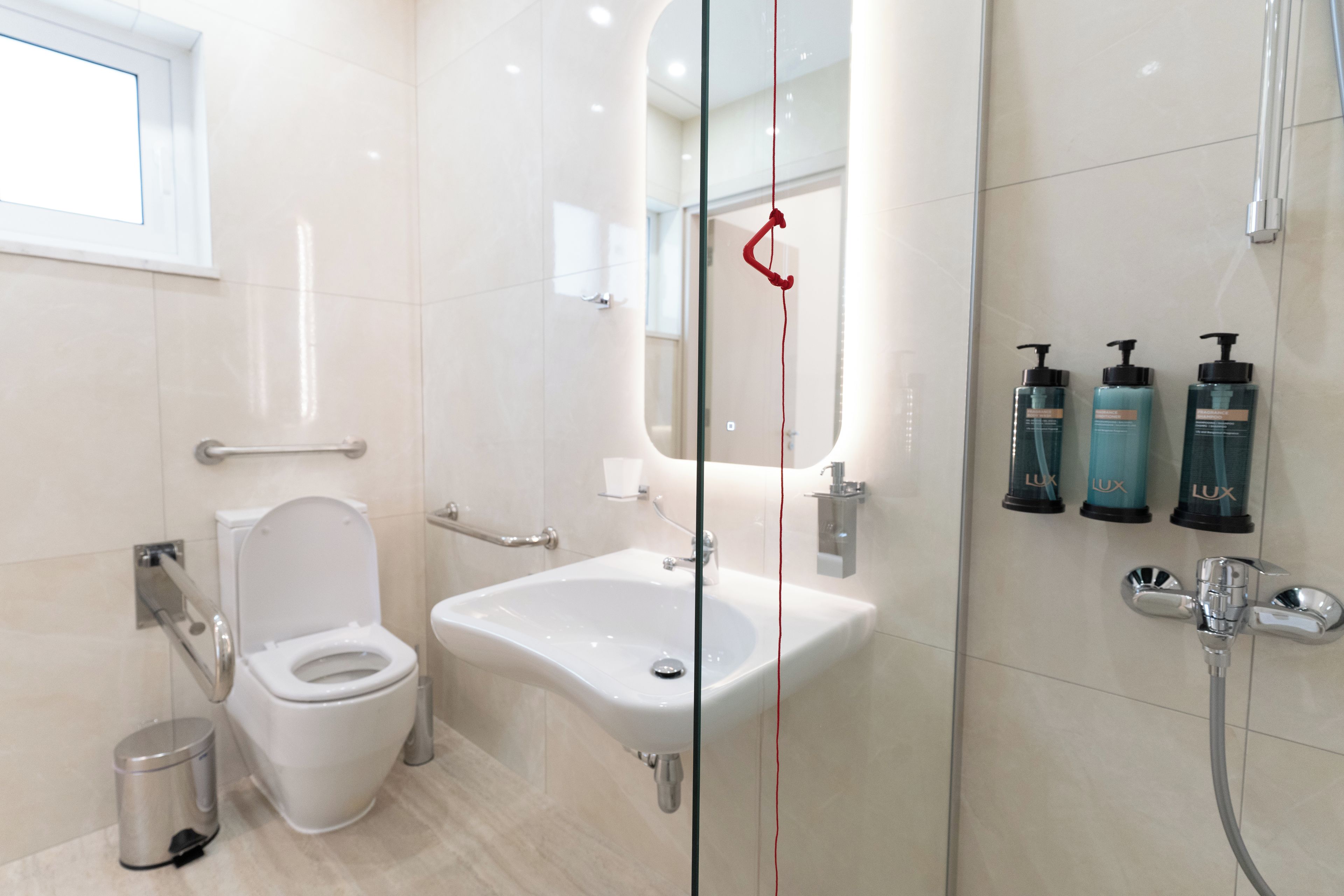 Une salle de bain moderne équipée de toilettes, d’un lavabo et d’une douche.