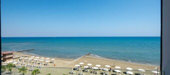 Dinglis Beach Hotel Apartments