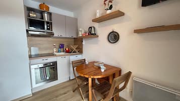 Micro-ondes, four, plaque de cuisson, cafetiĂšre/bouilloire