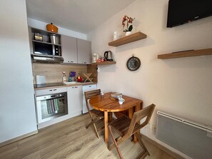 Een magnetron, een oven, een kookplaat, een koffiezetapparaat/waterkoker