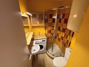 Een douche, toiletpapier