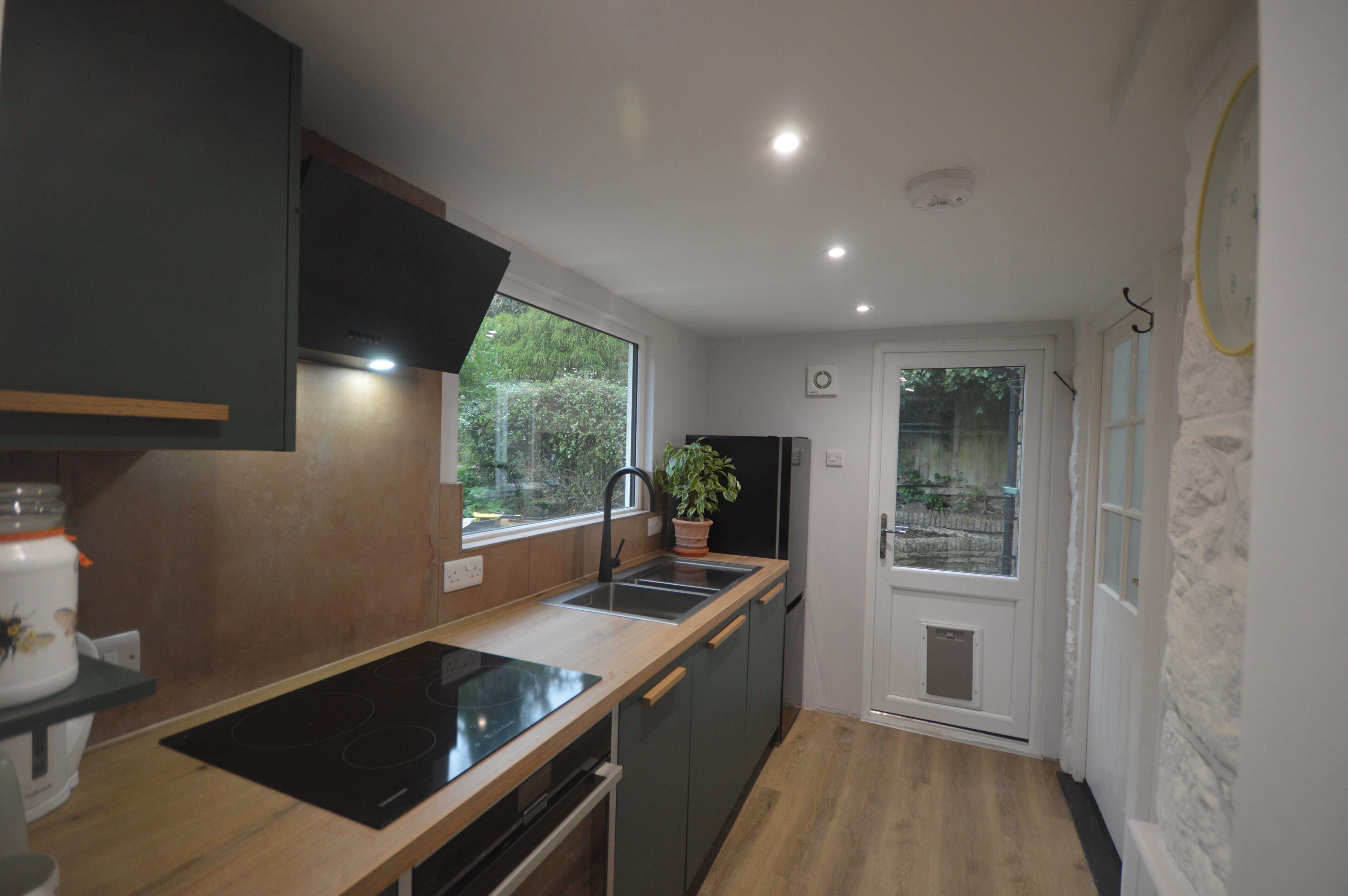 Lemari es, microwave, oven, dan kompor