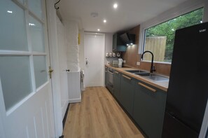 Refrigerador, microondas, horno y parrilla de estufa 