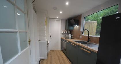 Central 1-bed - Sleeps 2 - Pet Friendly w Garden