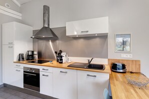 Frigorifero, microonde, forno, piano cottura