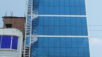 Vista frontal de la propiedad