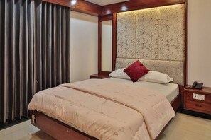 Chambre Double Deluxe, vue ville | Salle de bain | Articles de toilette gratuits, serviettes fournies, savon, shampoing