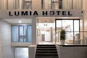 Vista frontal de la propiedad