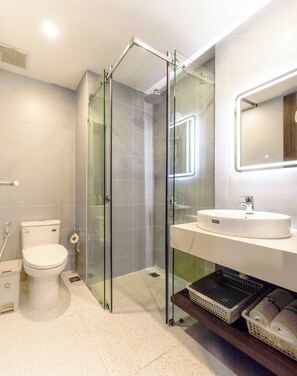 Habitación doble superior, balcón | Baño | Regadera, secadora de cabello, toallas, jabón 