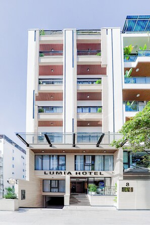 Vista frontal de la propiedad