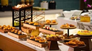 Daily buffet breakfast (CNY 88 per person)