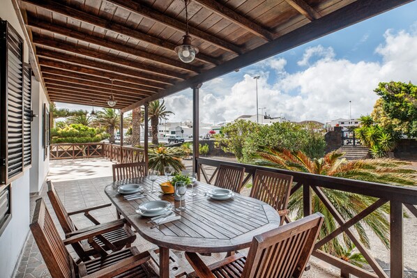 Outdoor dining - Vacation Villa 'Casa Paraiso' with Mountain View, Private Terrace and Wi-Fi (San Bartolomé)