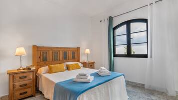 Tabla de planchar con plancha, wifi, ropa de cama