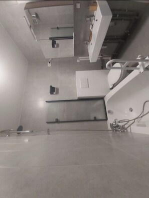 ヘアドライヤー、タオル、石鹸、トイレットペーパー