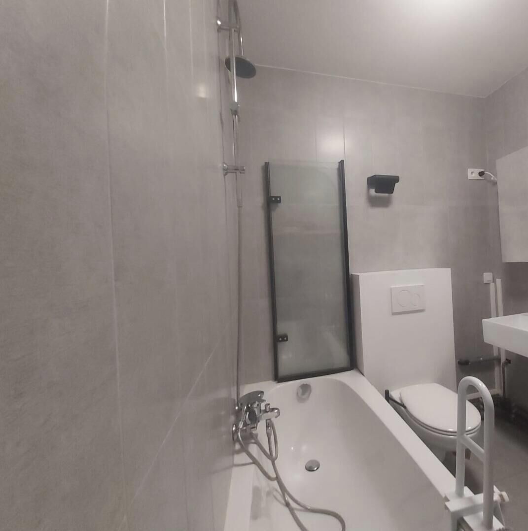 مجففات شعر، مناشف، صابون، ورق حمّام