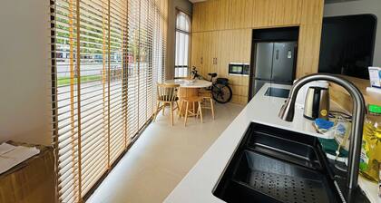 Spacious Family Lodge near the beach / 6 bedrooms, full kitchen, sleep 18