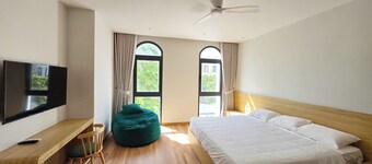 Spacious Family Lodge near the beach / 6 bedrooms, full kitchen, sleep 18