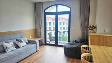 Smart-tv en een tafeltennistafel