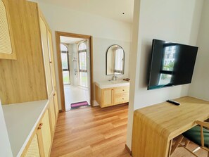 6 bedrooms, iron/ironing board, free WiFi, bed sheets