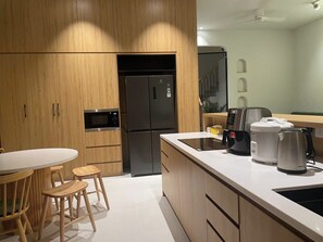 Kühlschrank, Mikrowelle, Ofen, Herdplatte