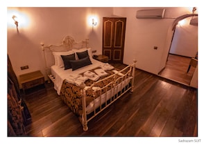 Business Room | Premium bedding, down duvets, in-room safe, individually decorated
