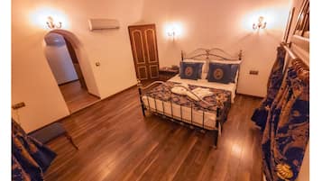 Habitación Business | Ropa de cama de alta calidad, edredones de plumas, caja fuerte