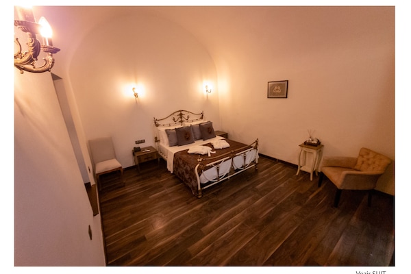 Business Room | Premium bedding, down duvets, in-room safe, individually decorated