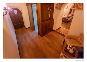 Premium bedding, down duvets, in-room safe, individually decorated - Kervansaray Antique Hotel (Çeşme)