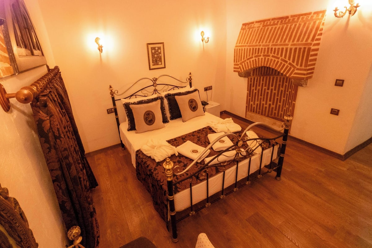 Business Room | Premium bedding, down comforters, in-room safe, individually decorated