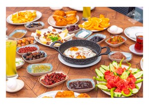 Free daily local cuisine breakfast - Kervansaray Antique Hotel (Çeşme)