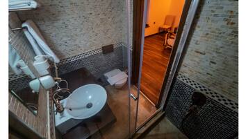 Deluxe Double Room with Extra Bed | حمام | مستلزمات مجانية للعناية الشخصية، مجففات شعر، خف للقدمين، مناشف