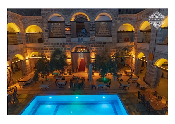 Courtyard - Kervansaray Antique Hotel (Çeşme)
