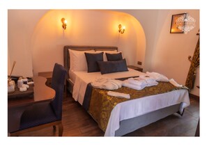 Premium bedding, down duvets, in-room safe, individually decorated - Kervansaray Antique Hotel (Çeşme)