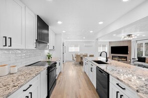 Kühlschrank, Mikrowelle, Ofen, Herdplatte