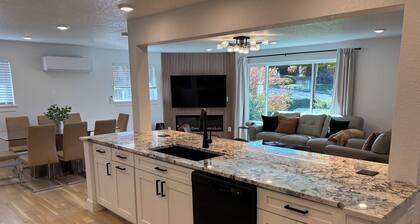 Premier new Reno, gourmet kitchen, easy access to Denver & Mountains, sleeps 8