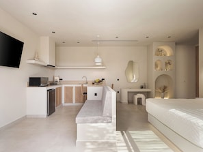 In-room safe, soundproofing, iron/ironing board, free WiFi