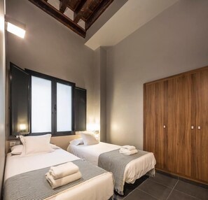 Căn hộ dành cho gia đình, quang cảnh thành phố | Két bảo mật tại phòng, bàn, khu vực làm việc phù hợp cho laptop 