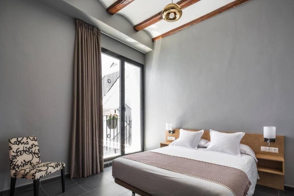 Comfort Apart Daire, Şehir Manzaralı | Kaliteli yatak takımı, yastık yüzeyli yatak, odada kasa, masa 
