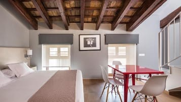 Estudio | Caja de seguridad en la habitación y escritorio