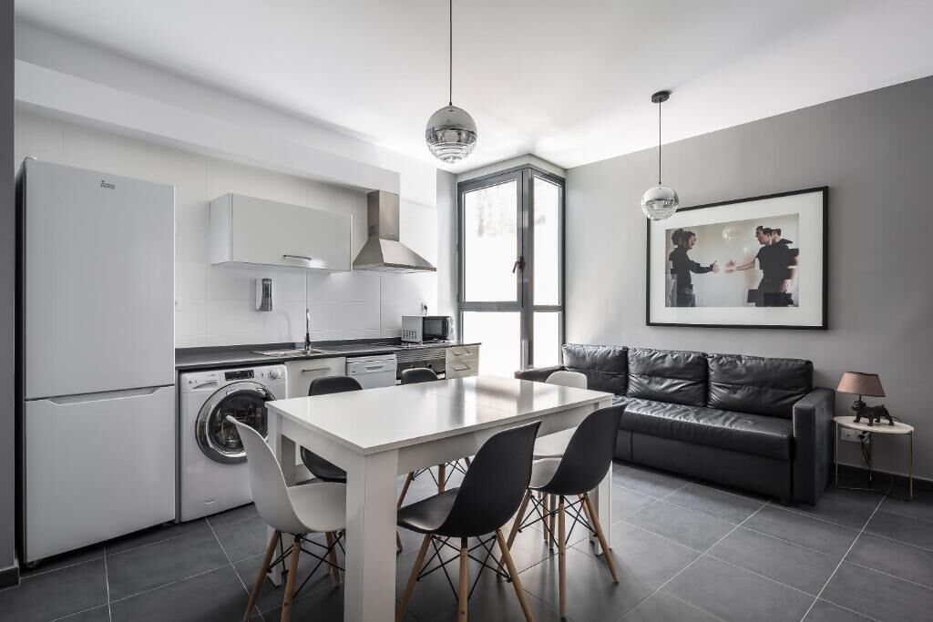 Comfort Apartment, City View | Private kitchen | Fridge, microwave, oven, stovetop