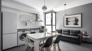 Departamento Confort, vista a la ciudad | Cocina privada | Refrigerador, microondas, horno y parrilla de estufa