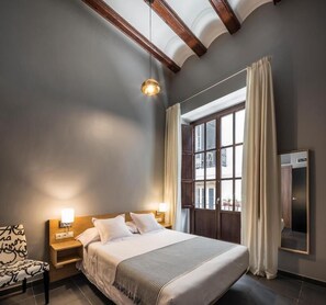 Leilighet – standard, byutsikt | Sengetøy av topp kvalitet, senger med overmadrass og safe på rommet