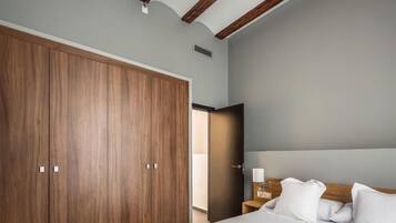 Departamento estándar, vista a la ciudad | Caja de seguridad en la habitación y escritorio