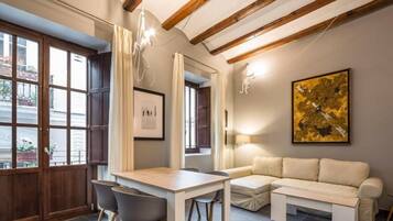 Departamento estándar, vista a la ciudad | Área de sala de estar