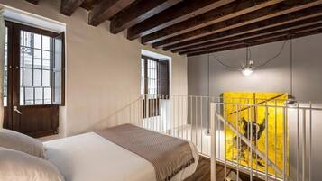 Apartamento família, vista para a cidade | Cofres nos quartos, escrivaninha, espaço de trabalho para notebook